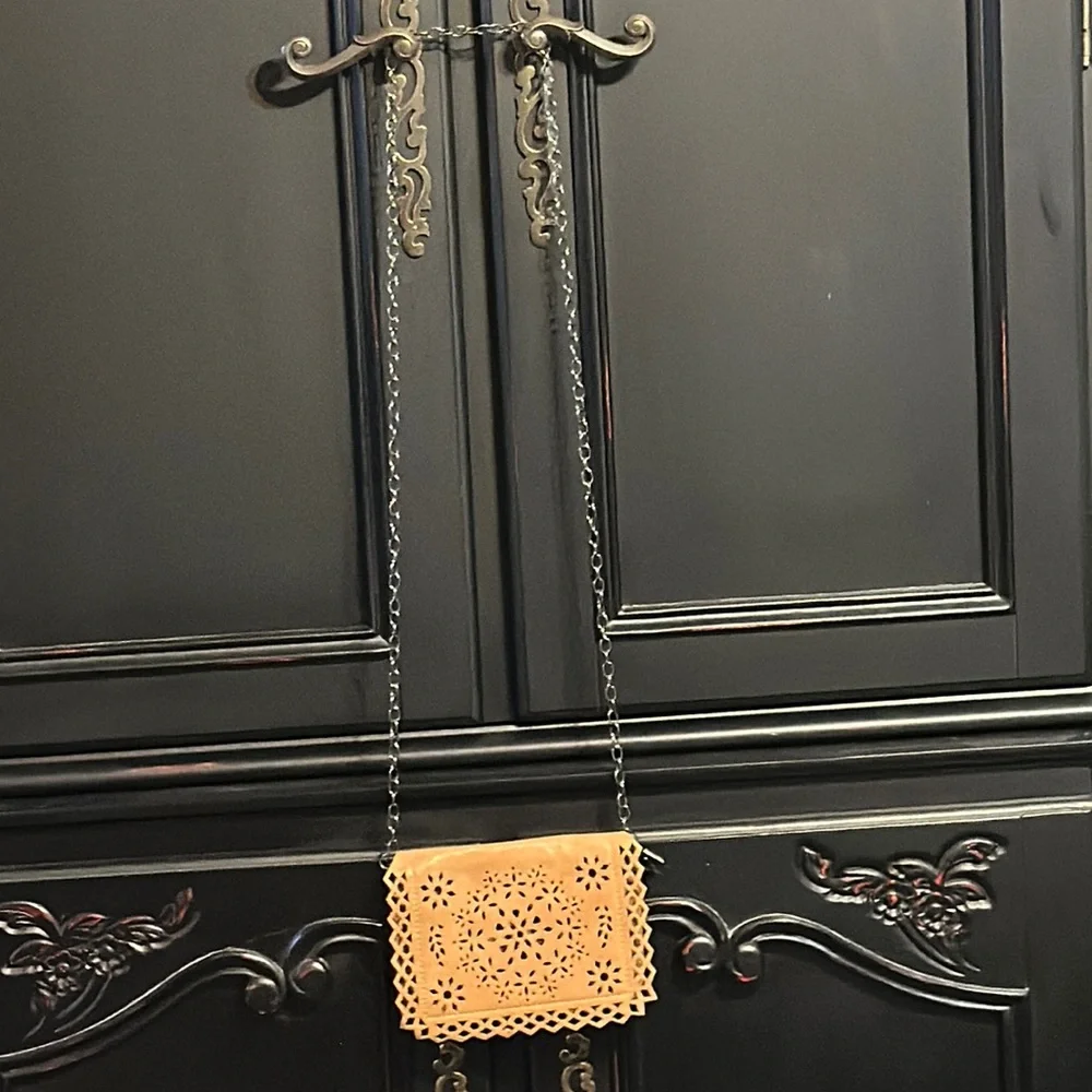 New crossbody purse with metallic design chain strap color of hematite  7”x5.5” - Picture 4 of 10